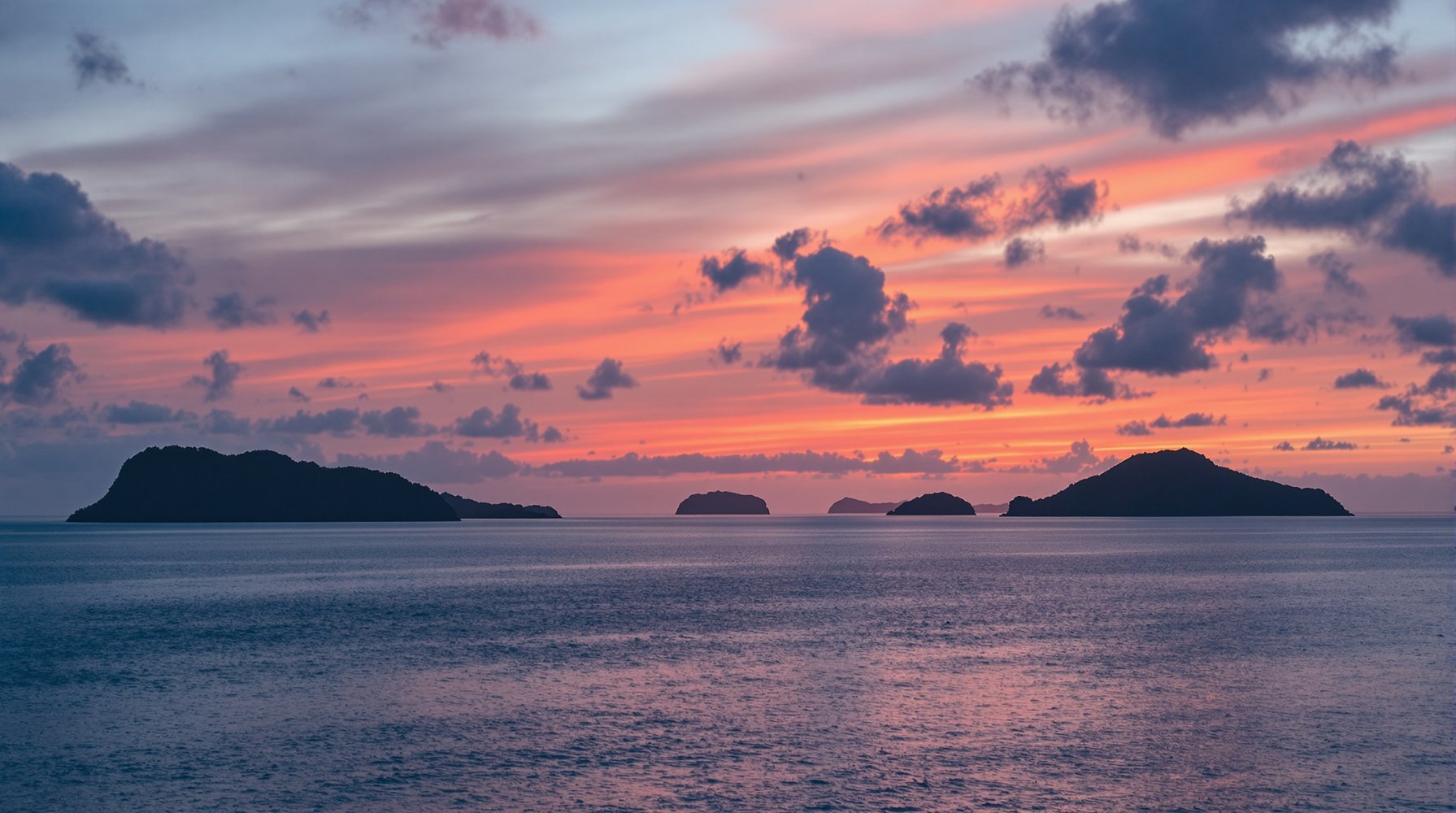 Zachod slonca nad portem Koror w Palau, sylwetki Rock Islands
